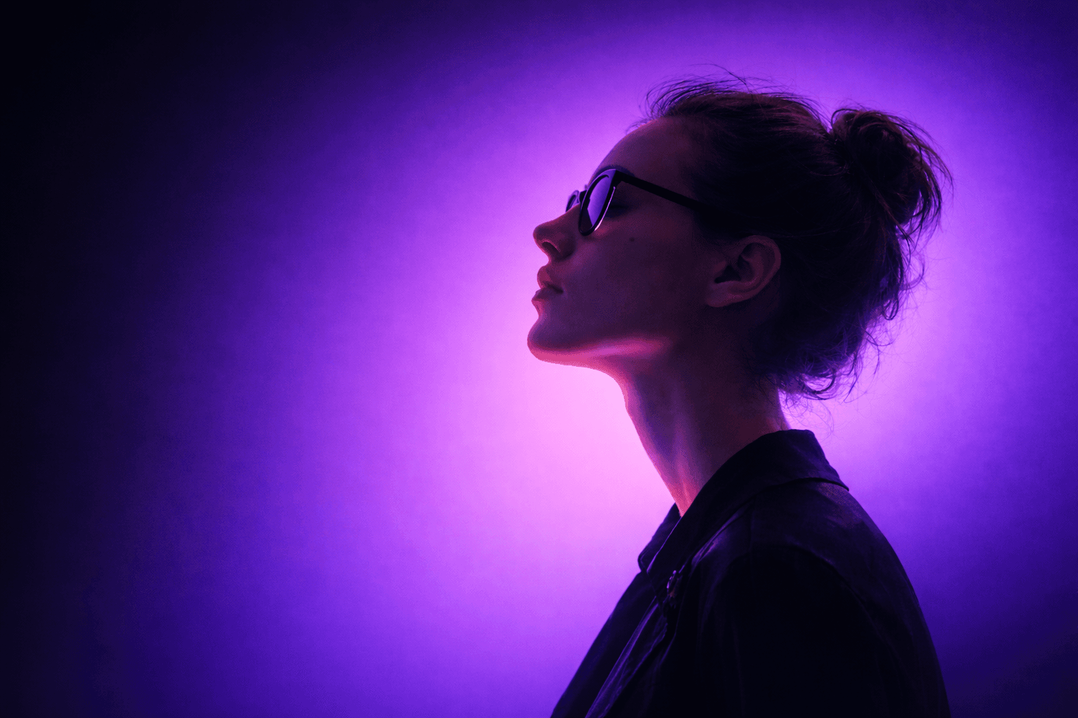 Mujer en iluminación violeta representando navegación del estado mental